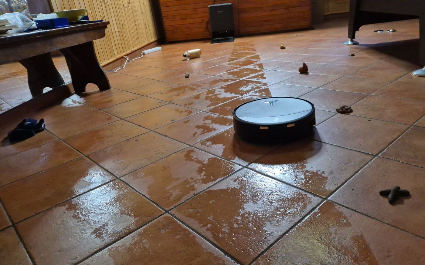 Der ECOVACS DEEBOT T90 PRO OMNI Wischt den Boden